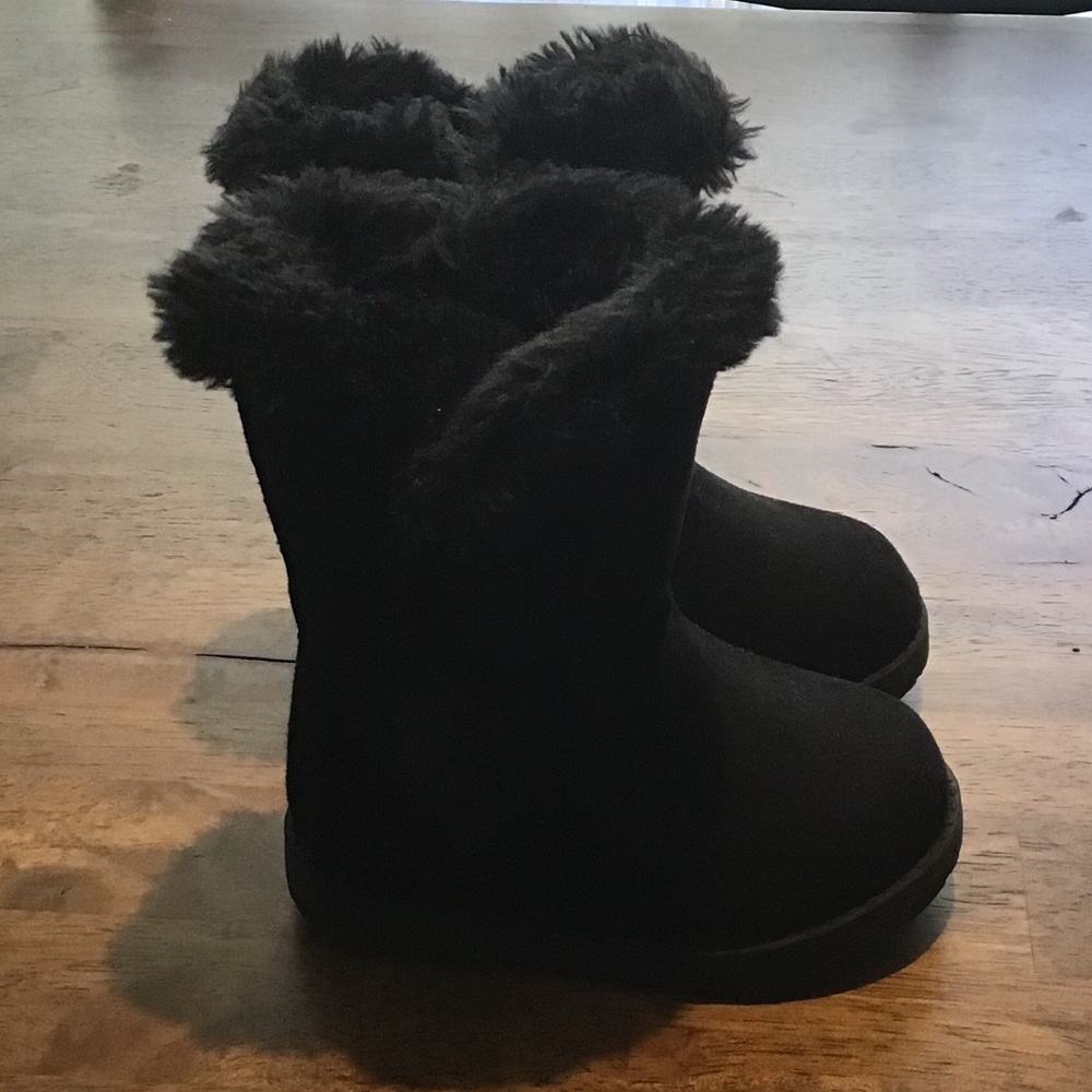 Black winter boots